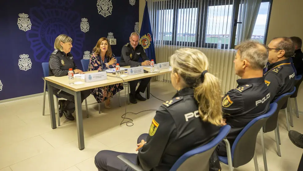 La consejera de Presidencia, Paula Fern&aacute;ndez; la jefa superior de Polic&iacute;a de Cantabria, Carmen Mart&iacute;nez; y el jefe de Operaciones, Miguel &Aacute;ngel Ramos, abren las jornadas de formaci&oacute;n destinada a polic&iacute;as locales sobre bandas urbanas