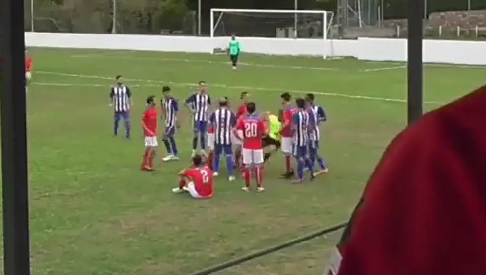Imagen de la agresión por parte del jugador del Atlético Deva
