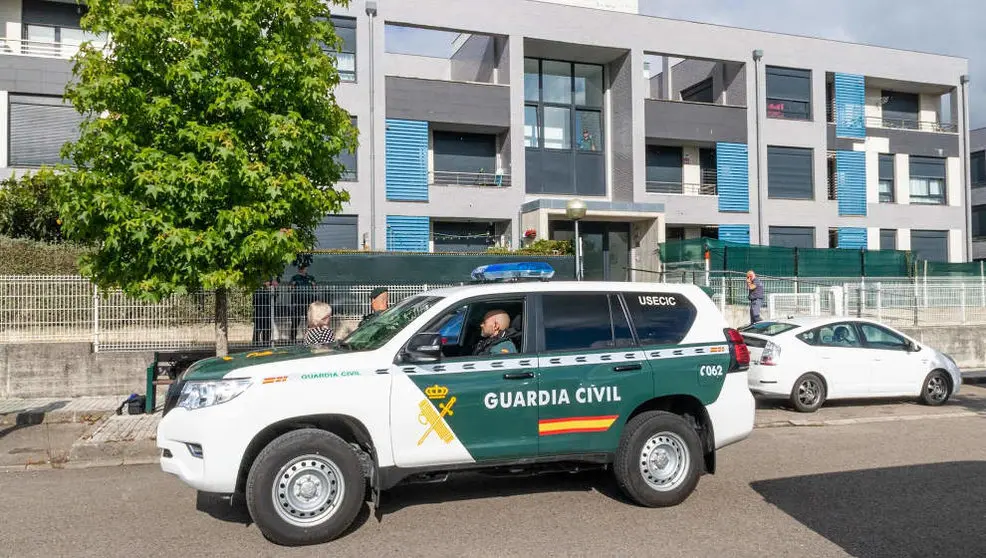 Guardia Civil en la urbanización okupada de Requejada