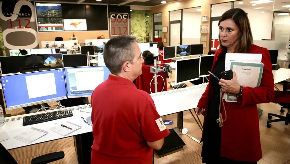 La consejera de Presidencia, Interior, Justicia y Acción Exterior, Paula Fernández, en una reciente visita al Centro de Emergencias 112 Cantabria