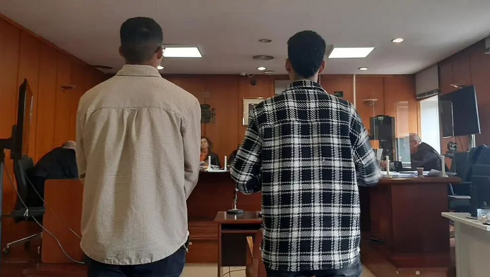 Los dos acusados de violar a una mujer, abuseltos por la Audiencia, durante el juicio celebrado el pasado mes de septiembre