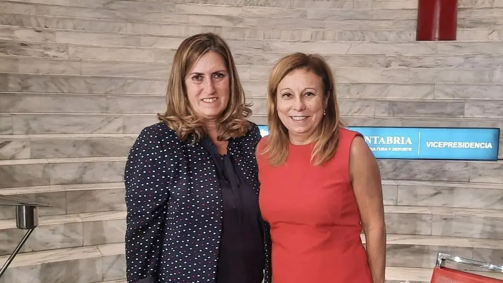 Sofía Arobes (izda), la presidenta saliente del Consejo de la Mujer, y su sustituta Rosa Juárez (derecha)