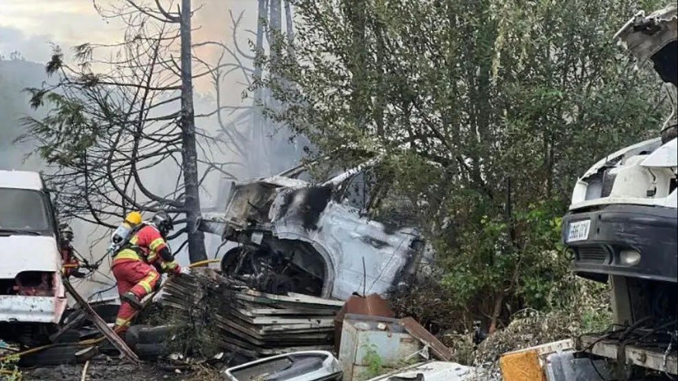 Incendio en el desguace ilegal de Villalbáñez