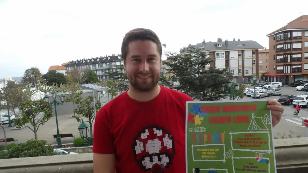 El concejal Fran Gascón con el cartel del curso de monitor de tiempo libre