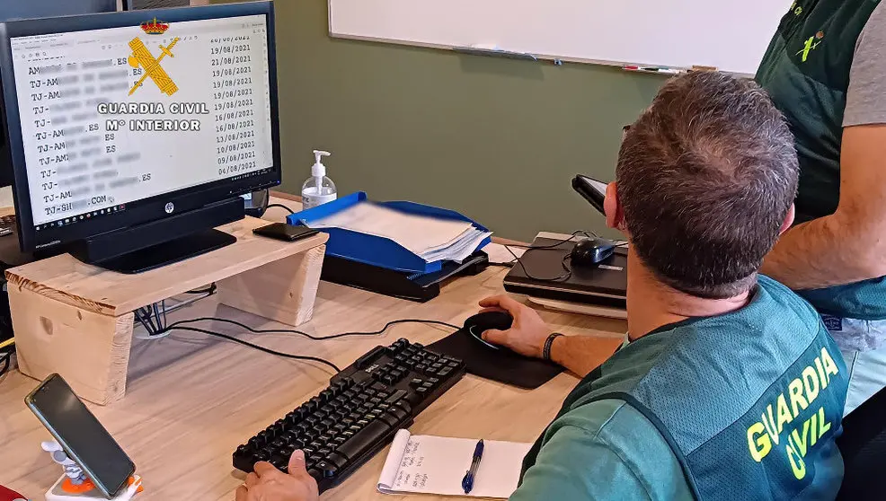 Agente de la Guardia Civil frente a un ordenador
