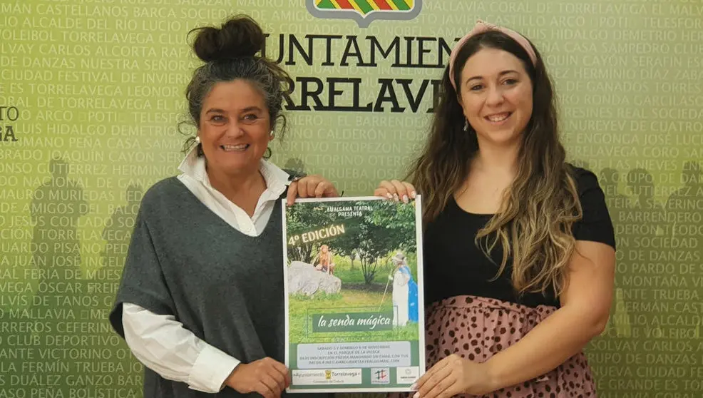 La concejala de Cultura de Torrelavega, Esther Vélez, y la directora de Amalgama Teatral, Aroa Gómez, presentan 'La senda mágica'