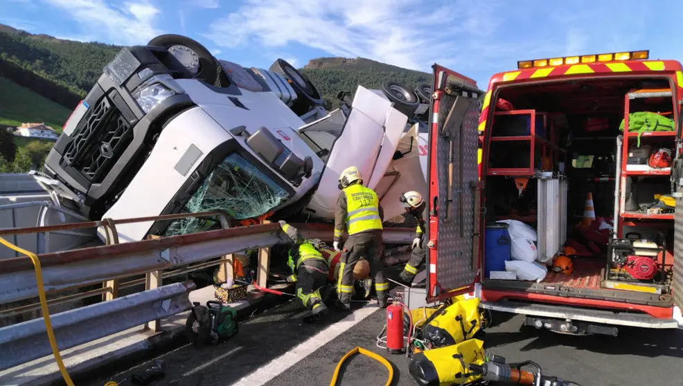 Imagen del camión volcado