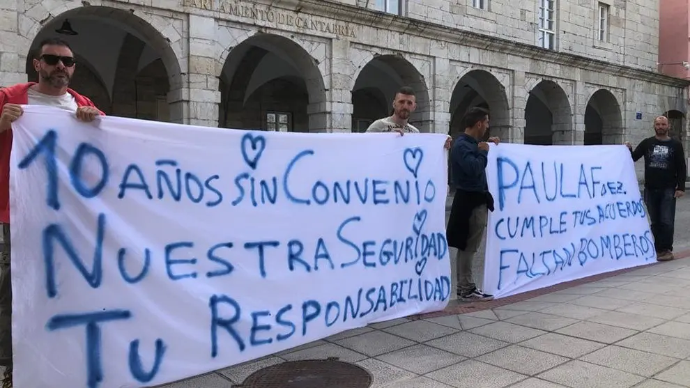 Concentración de protesta de bomberos del SEMCA frente al Parlamento regional