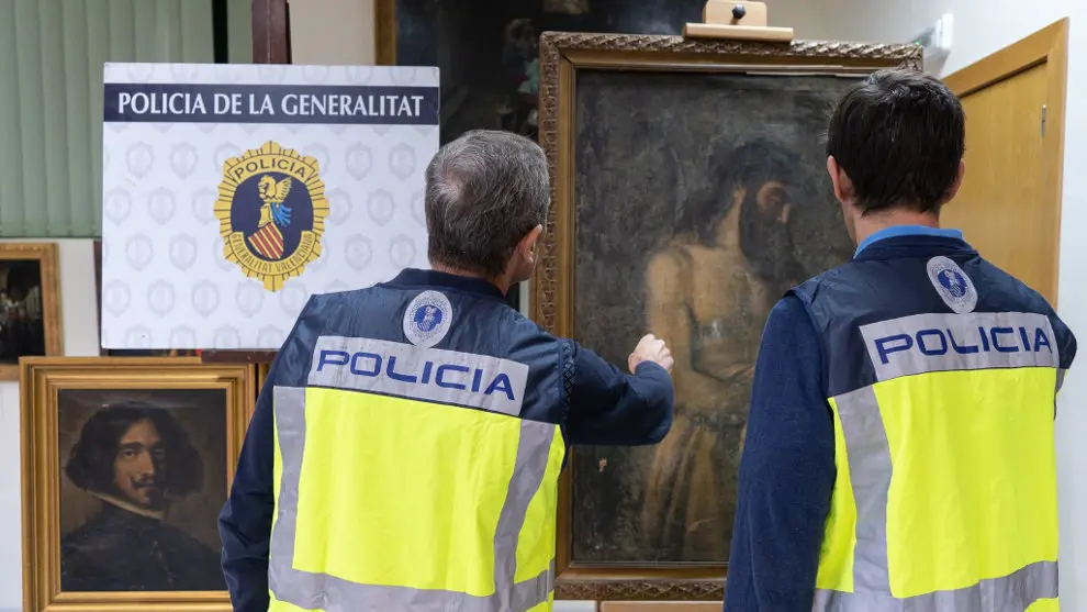 El Grupo de Patrimonio Histórico de la Policía de la Generalitat ha intervenido tres pinturas que se atribuían a Diego Velázquez y a Tiziano, pero que eran falsificaciones