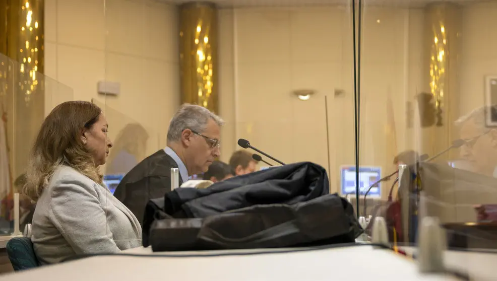 La acusada de decapitar a su pareja en Castro Urdiales, en el juicio contra ella, junto a su abogado y durante la práctica de pruebas periciales