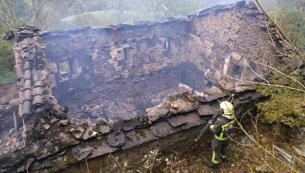 Imagen de la cabaña calcinada