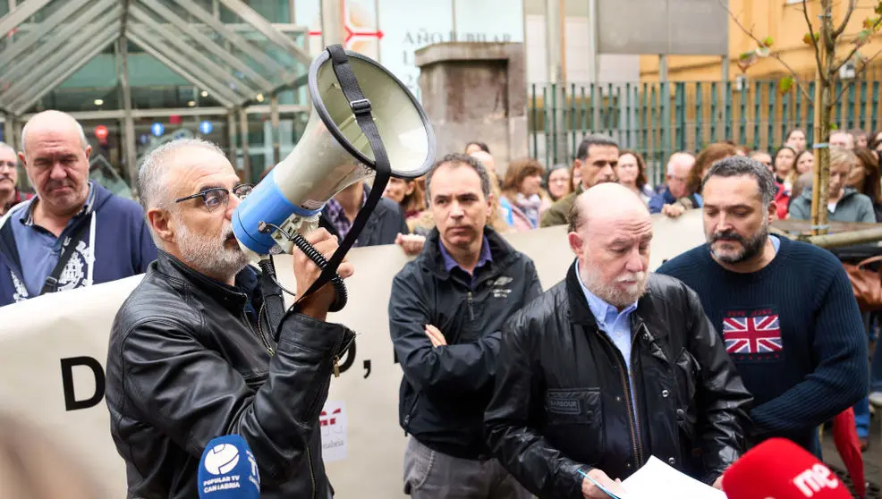 Concentración de médicos de Atención Primaria convocada por el Sindicato Médico en la sede del Gobierno regional FOTO- Juan Manuel Serrano Arce