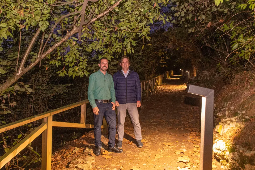 El alcalde de Reoc&iacute;n, Pablo Diestro, y el concejal de Servicios y Eficiencia Energ&eacute;tica, Manuel del Campo, en el Camino de La Conchuela