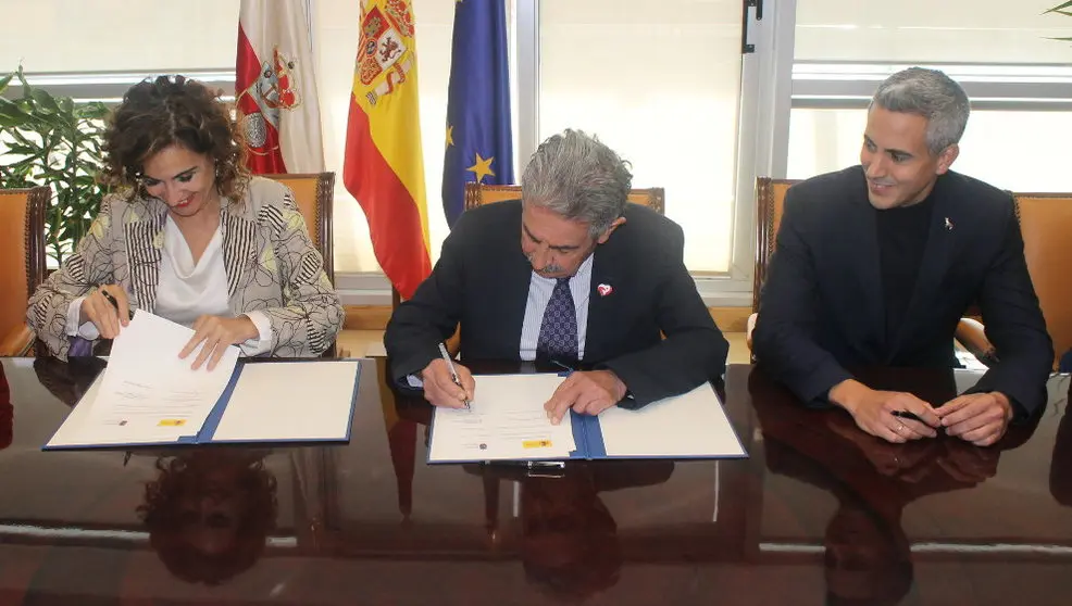 La ministra de Hacienda, María Jesús Montero, junto al presidente de Cantabria, Miguel Ángel Revilla, y al vicepresidente, Pablo Zuloaga, durante la firma | Foto- edc