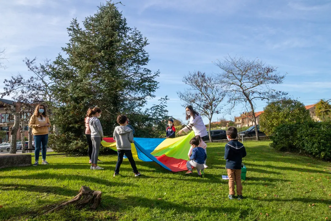 Varios ni&ntilde;os juegan