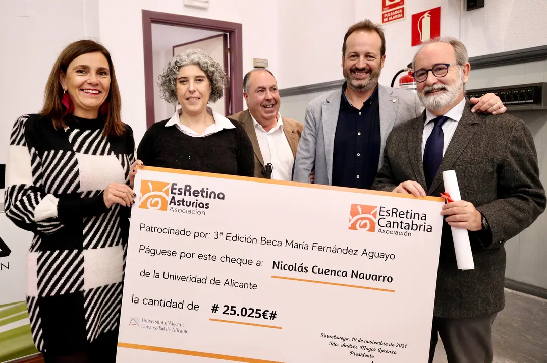 Entrega de la beca de investigaci&oacute;n 'Mar&iacute;a Fern&aacute;ndez Aguayo' al profesor de la Universidad de Alicante Nicol&aacute;s Cuenca en la gala solidaria de EsRetina