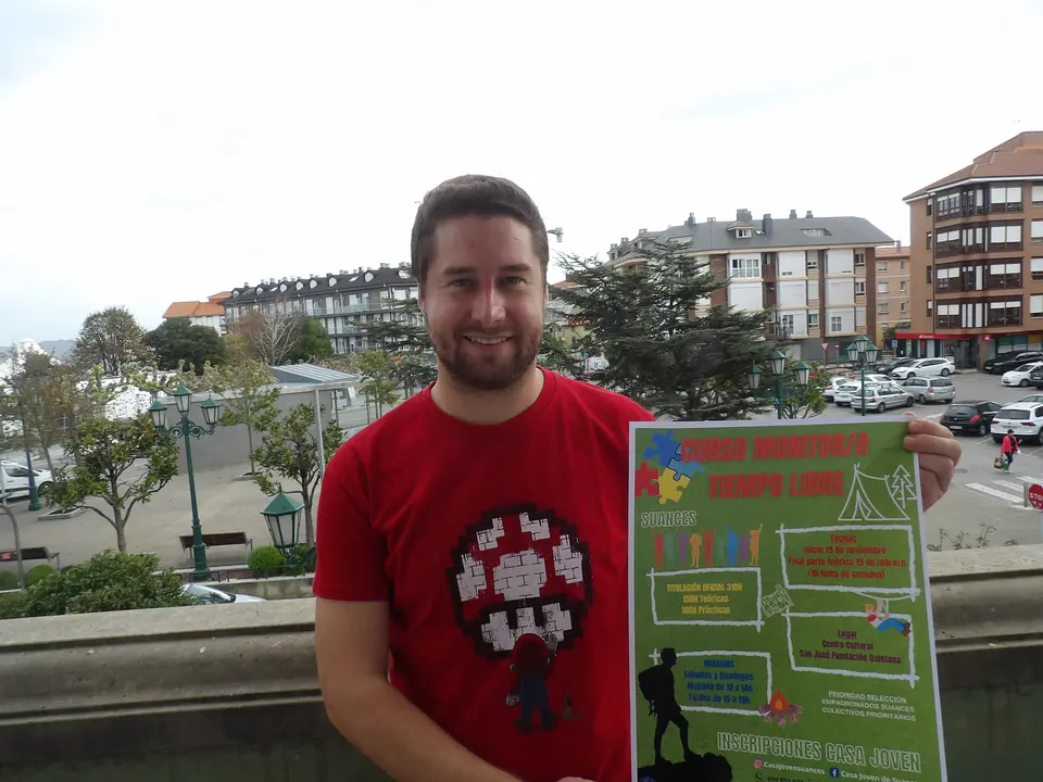 El concejal Fran Gasc&oacute;n con el cartel del curso de monitor de tiempo libre