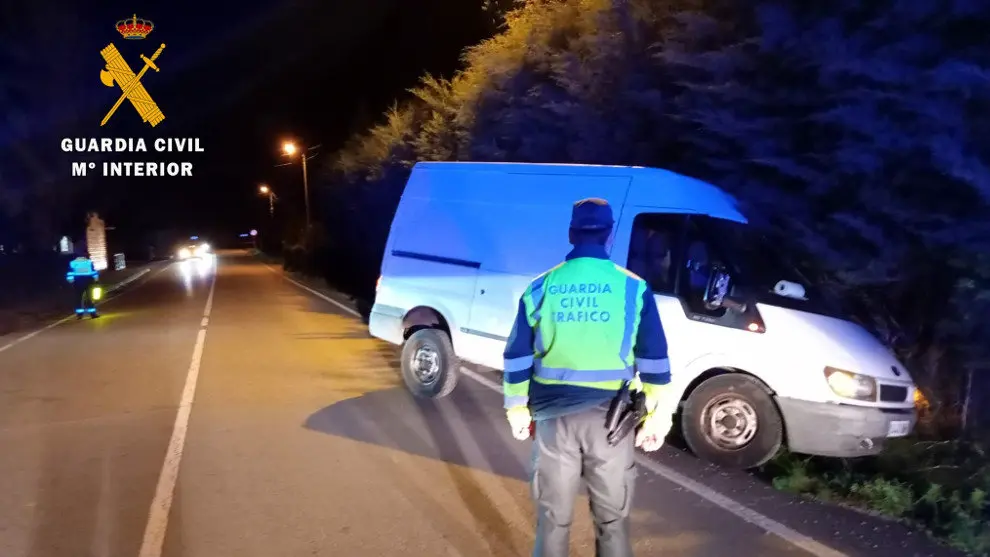 La furgoneta empotrada contra un árbol