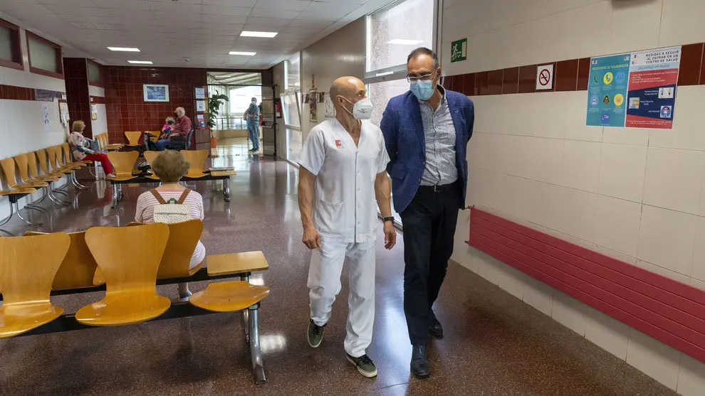 El consejero de Sanidad, Raúl Pesquera, visita un centro sanitario