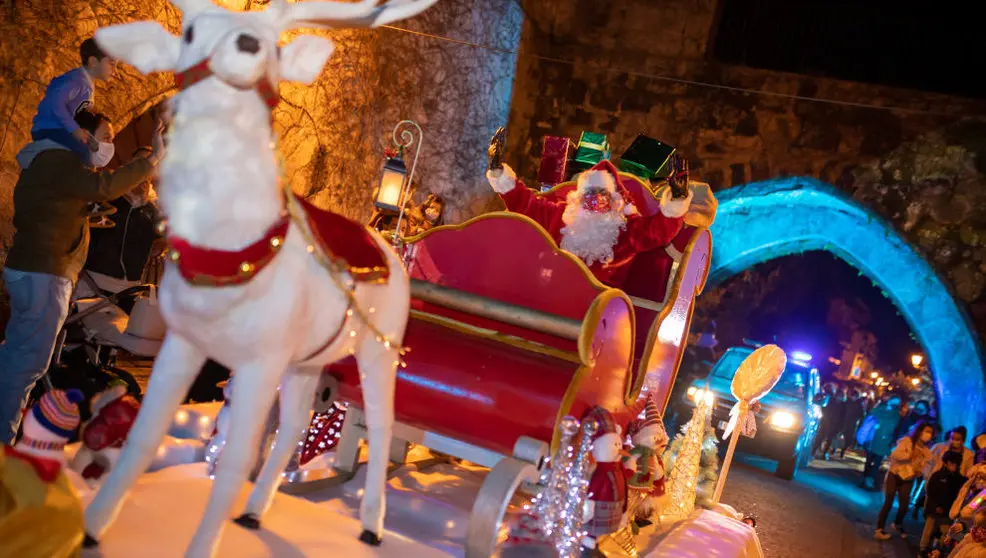 Adjuntamos fotografía de la Cabalgata de Papá Noel y programación Navideña.