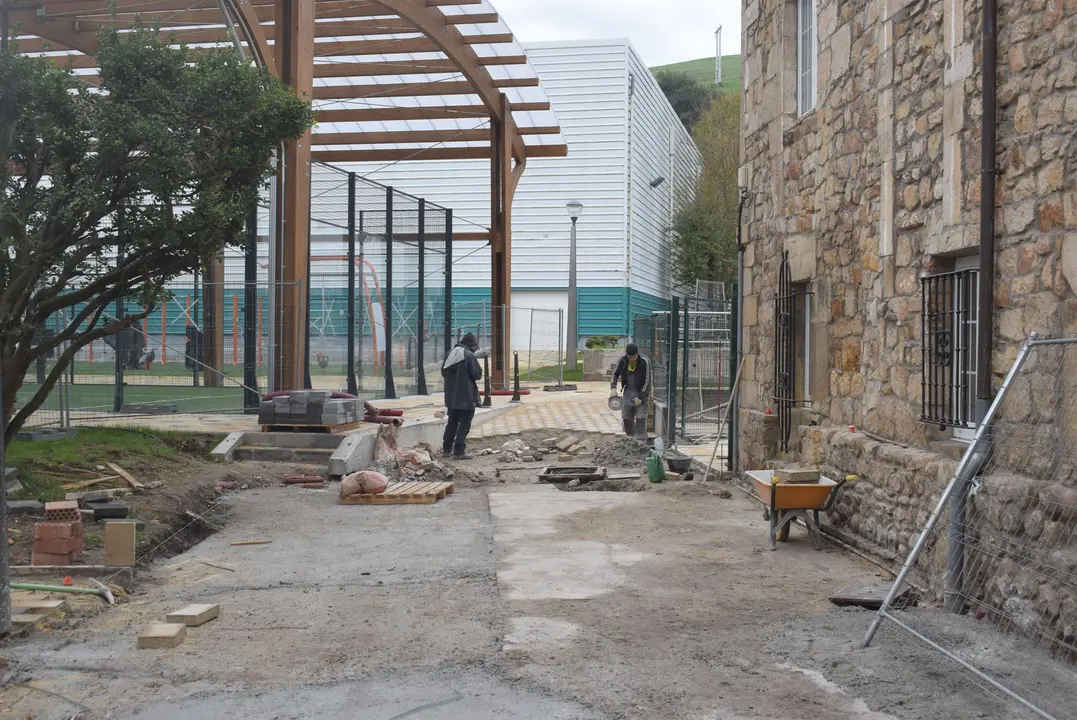 Urbanizaci&oacute;n exterior del Centro de D&iacute;a de Renedo