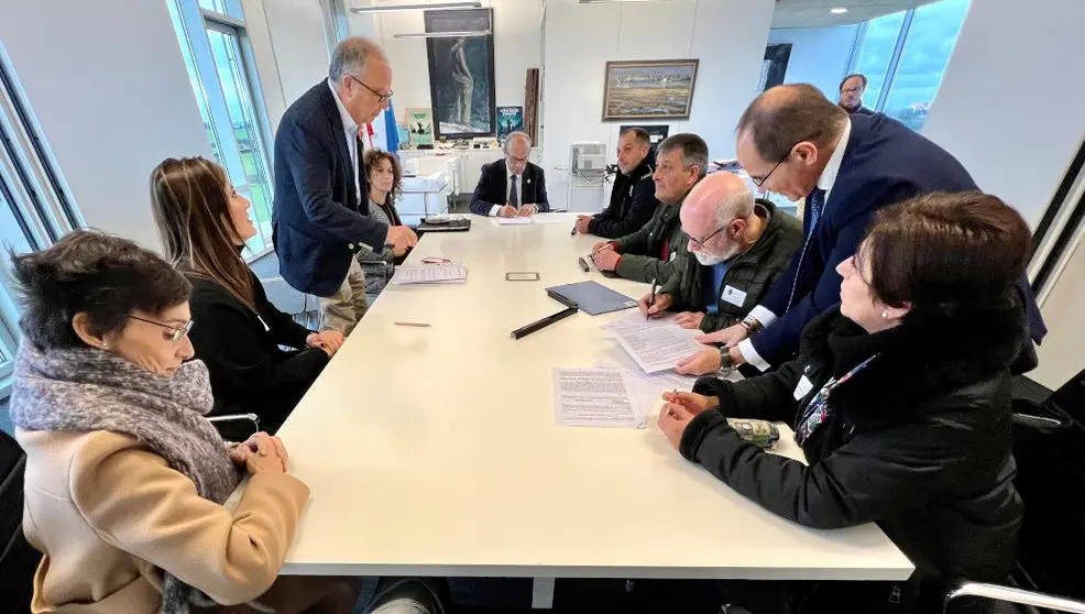 El Gobierno firma con los propietarios la primera adquisición de terreno del Llano de La Pasiega