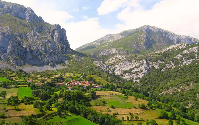 Vista del pueblo de Cabañes. Foto- picoseuropa.net