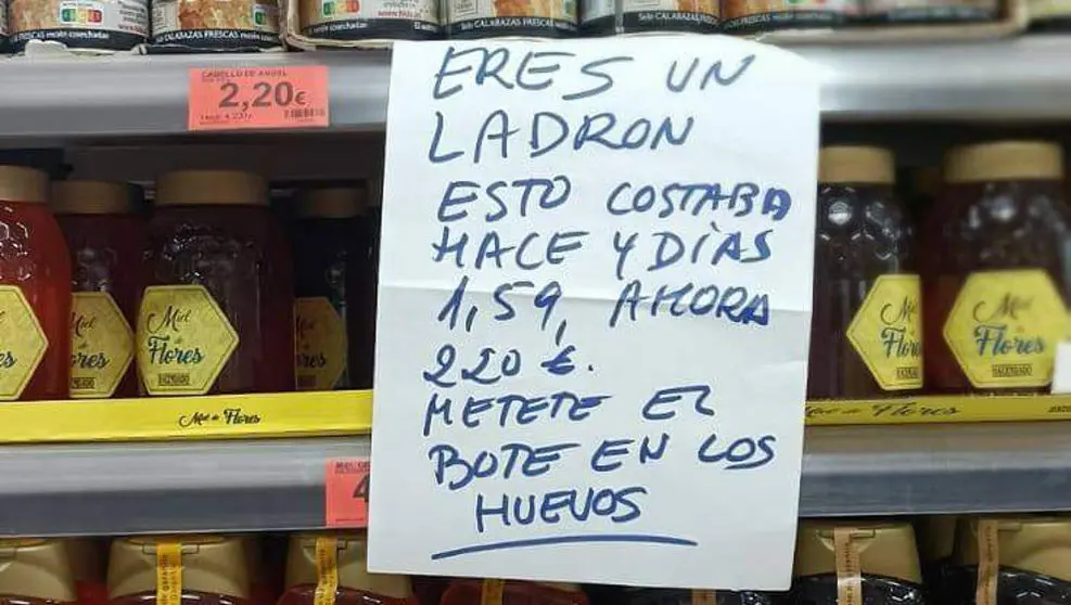 Cartel colgado en unos estantes de Mercadona | Foto- Twitter