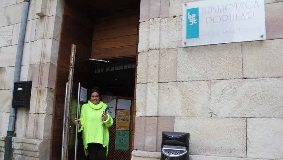 La concejala de Educación, Esther Vélez, en la Biblioteca Gabino Teira