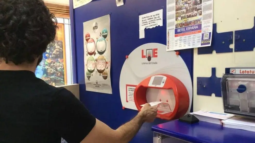 Un apostante en una administración de loterías