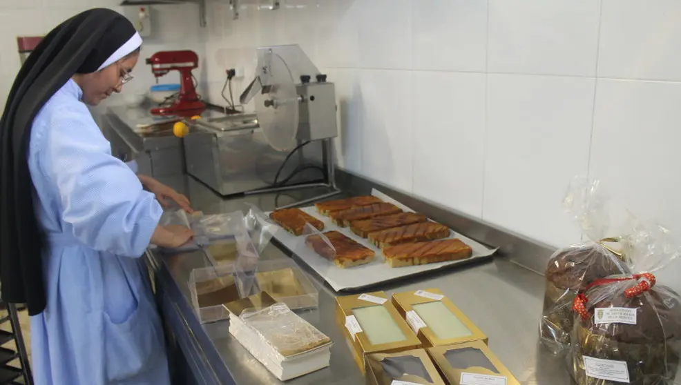Las monjas del convento de Santa María de la Merced de Noja preparan turrones por Navidad | Foto- edc