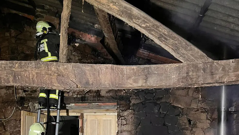 Incendio de una casa en Valdeprado del Río