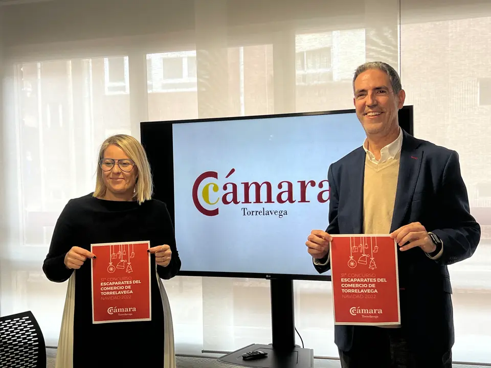 El presidente de la C&aacute;mara de Torrelavega, Carlos Augusto Carrasco, y la concejala de Comercio, Cristina Garc&iacute;a Vi&ntilde;as, presentan el 31 Concurso de Escaparates de Navidad