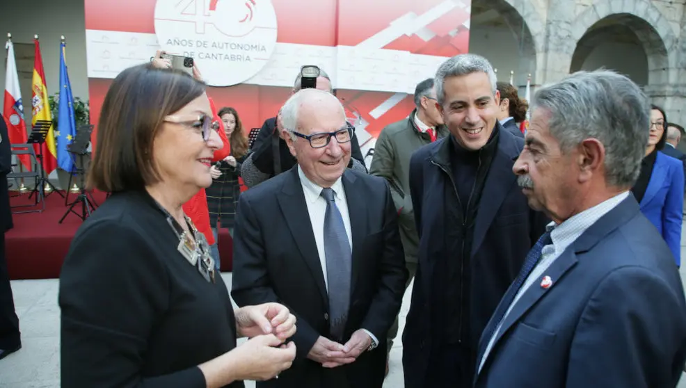 Dolores Gorostiaga, Miguel Ángel Palacio, Pablo Zuloaga y Miguel Ángel Revilla en el acto de conmemoración de la Constitución