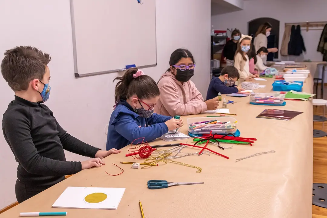 Ni&ntilde;os realizando sus trabajos durante el concurso de postales navide&ntilde;as del pasado a&ntilde;o