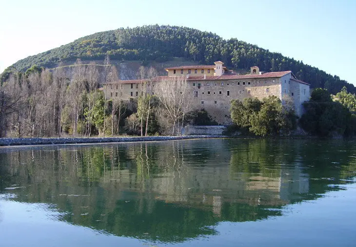 Escalante está situado junto a la ribera de la ría que otorga el nombre al pueblo