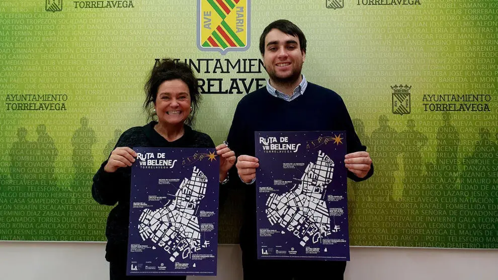 La concejala de Cultura, Esther Vélez, y el presidente de la Asociación Belenista, Eduardo Izquierdo, presentan la VIII Ruta de Belenes de torrelavega