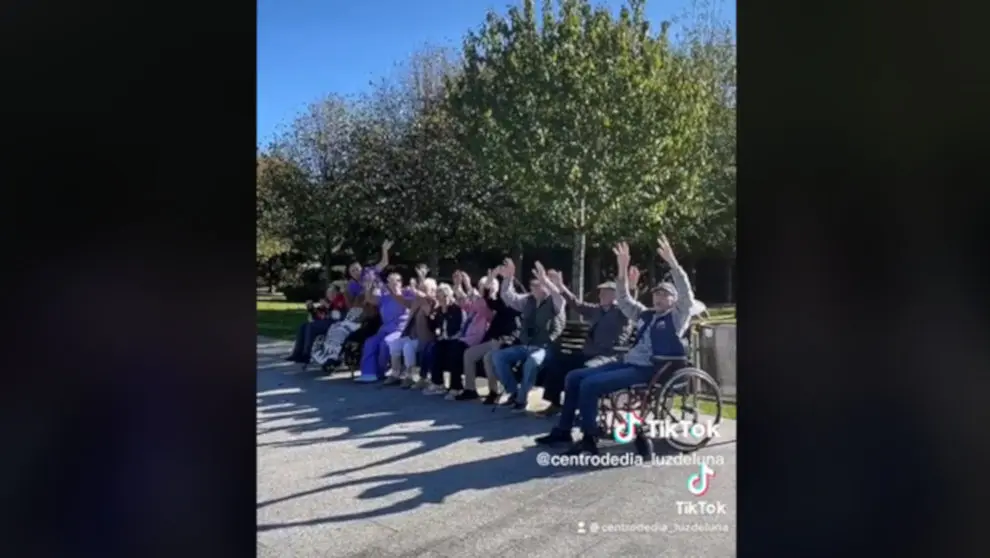 Usuarios del centro de Día en uno de sus vídeos