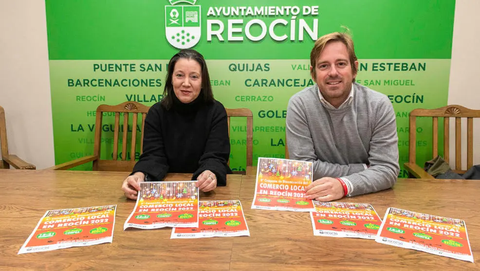 La concejala de Comercio, Inmaculada Villaescusa, y el alcalde de Reocín, Pablo Diestro