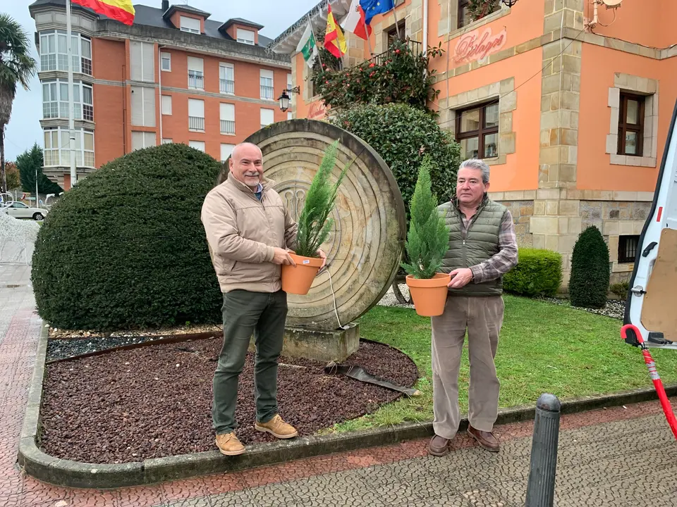 Entrega de pinos a los comercios de Pi&eacute;lagos