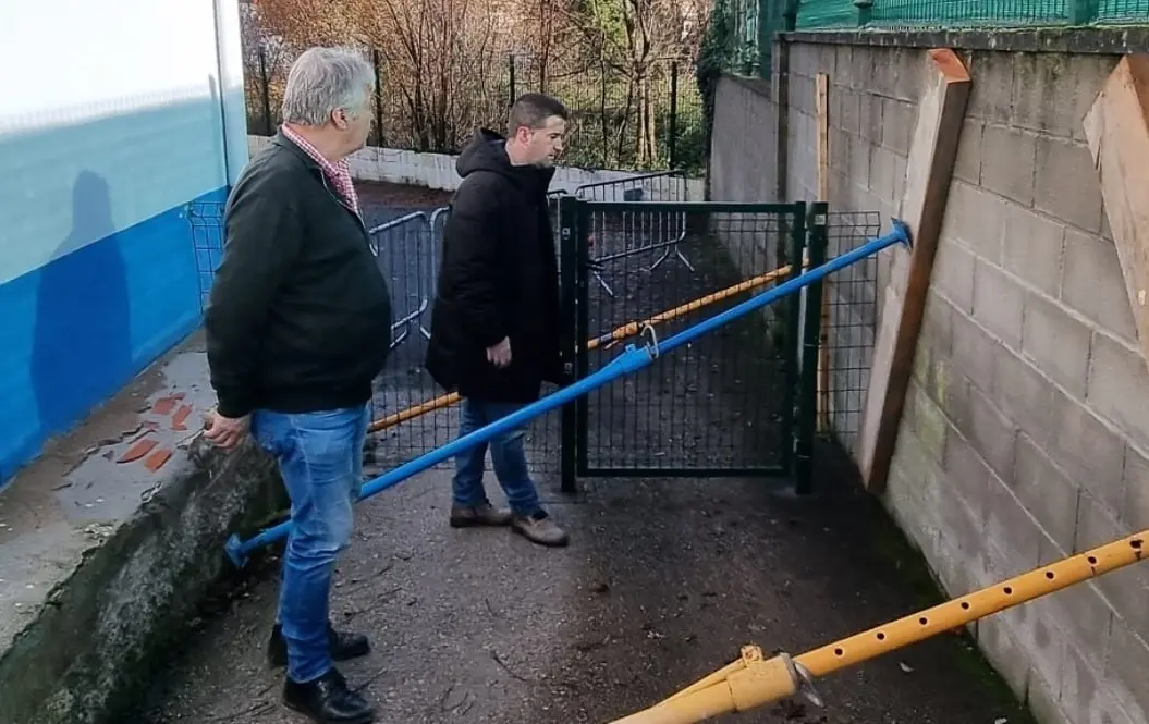 El concejal de Obras y Servicios de Pi&eacute;lagos, Antonio G&oacute;mez, y el de Educaci&oacute;n, Luis Sa&ntilde;udo, en el muro da&ntilde;ado en el patio de las aulas de dos a&ntilde;os del colegio Bajo Pas, en Arce