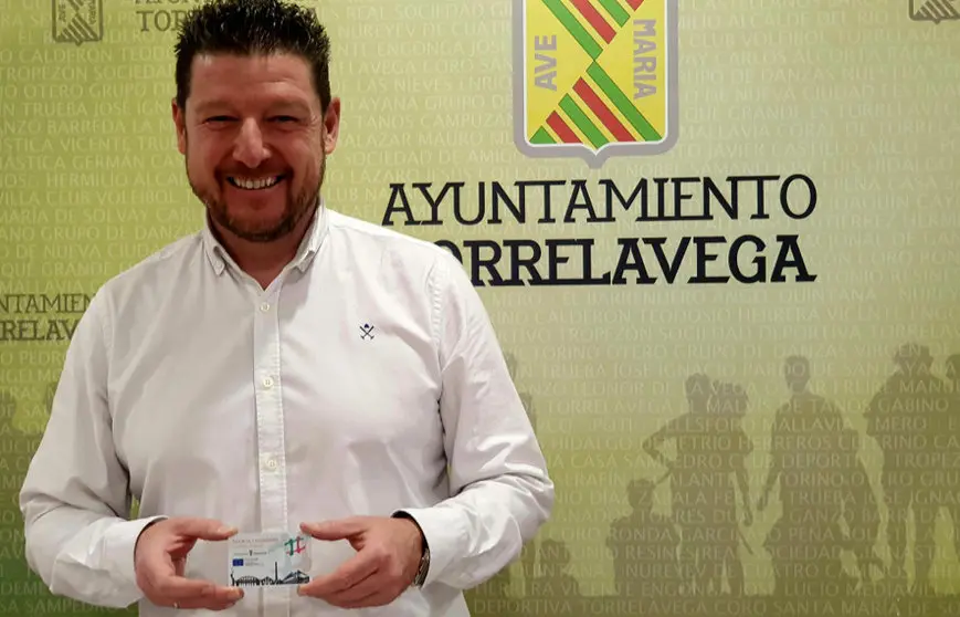 Jesús Sánchez con la tarjeta ciudadana