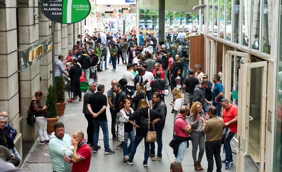 Varias personas protestan frente al ORECLA durante la huelga del sector metal&uacute;rgico. Foto| Archivo