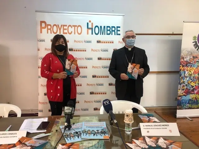 La directora de Proyecto Hombre, Elo&iacute;sa Velarde, y el obispo de Santander, Manuel S&aacute;nchez Monge. Foto| Archivo