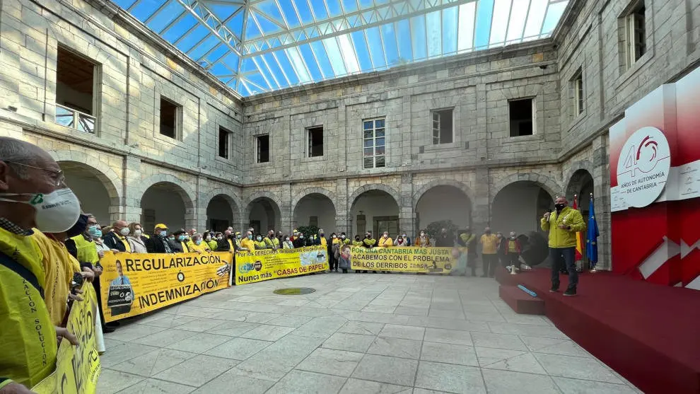 Acto en el Parlamento de Cantabria con los afectados de los derribos dentro de la 'Ruta de los Inocentes' de AMA