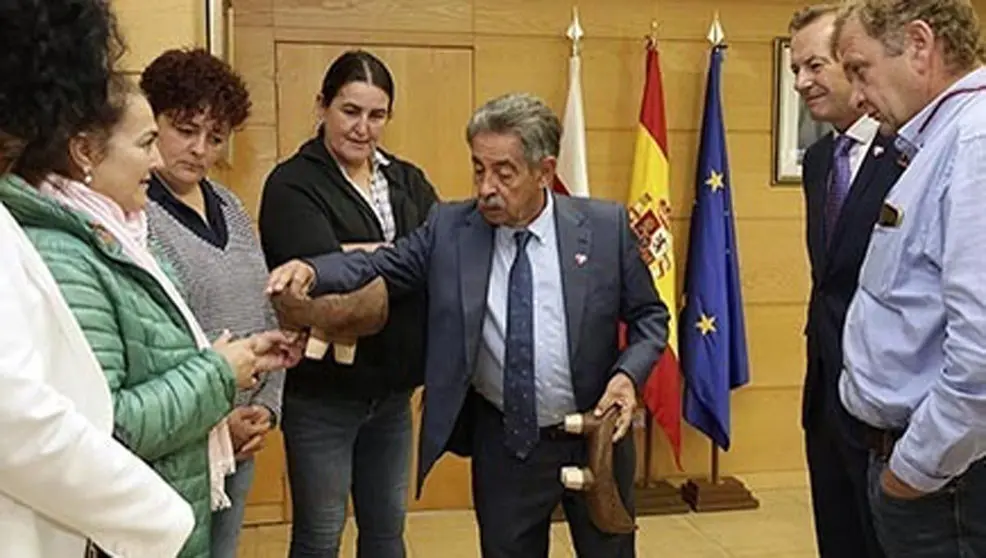 La ganadera cántabra Teresa Callejo con el presidente regional, Miguel Ángel Revilla