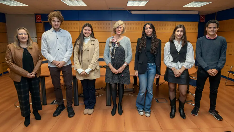 La consejera de Educación y Formación Profesional, Marina Lombó, recibe a los alumnos galardonados con los Premios Extraordinarios de Bachillerato en el curso 2021:2022 y 2017:2018