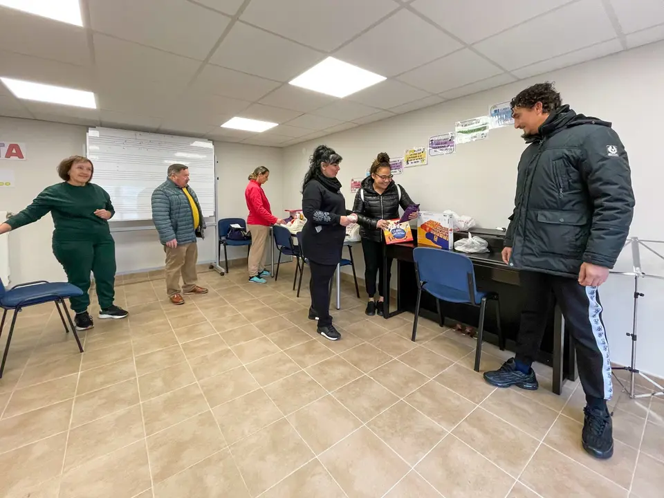 La Asociaci&oacute;n Solidaria de Polanco y el Ayuntamiento entregan juguetes a familias con pocos recursos