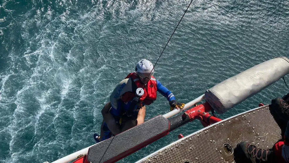 Rescate en helicóptero en el mar