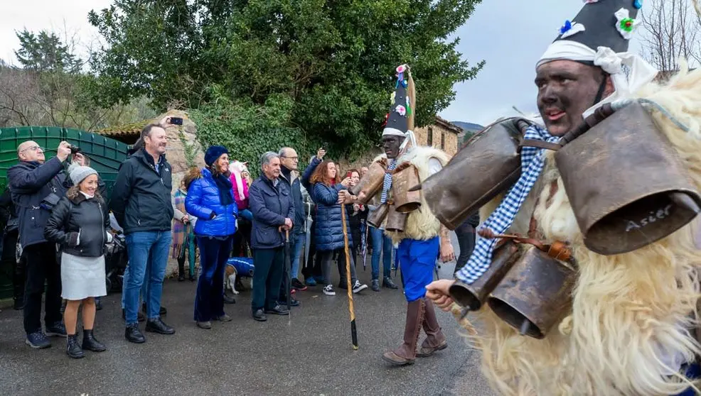 El presidente de Cantabria, Miguel Ángel Revilla, junto al vicepresidente, Pablo Zuloaga, y consejeros del Gobierno, ha acudido a La Vijanera